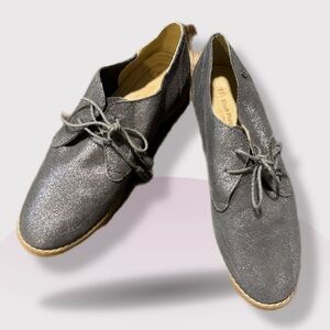 HUSH PUPPIES women’s 9 silver glittery buttery soft lace up shoes with tassels